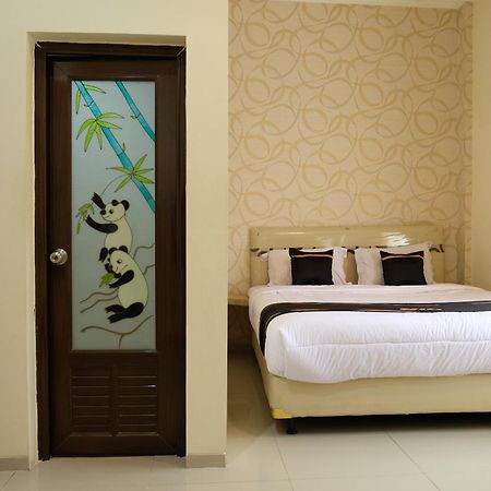 Oyo 1616 Hotel Central City 2 Tanjung Pandan Esterno foto