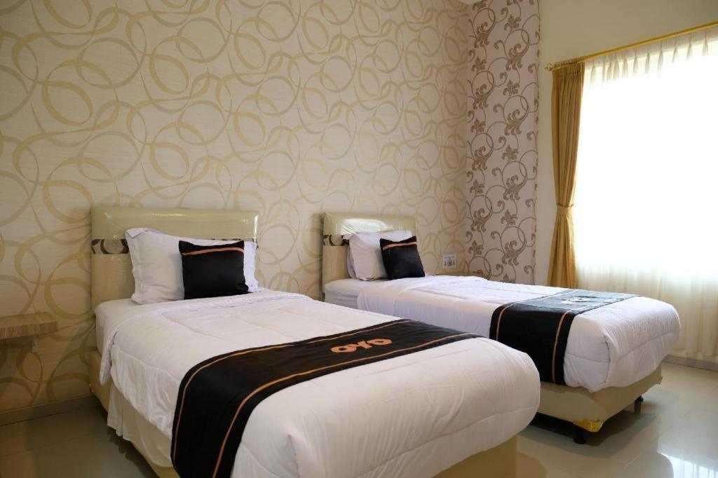 Oyo 1616 Hotel Central City 2 Tanjung Pandan Esterno foto
