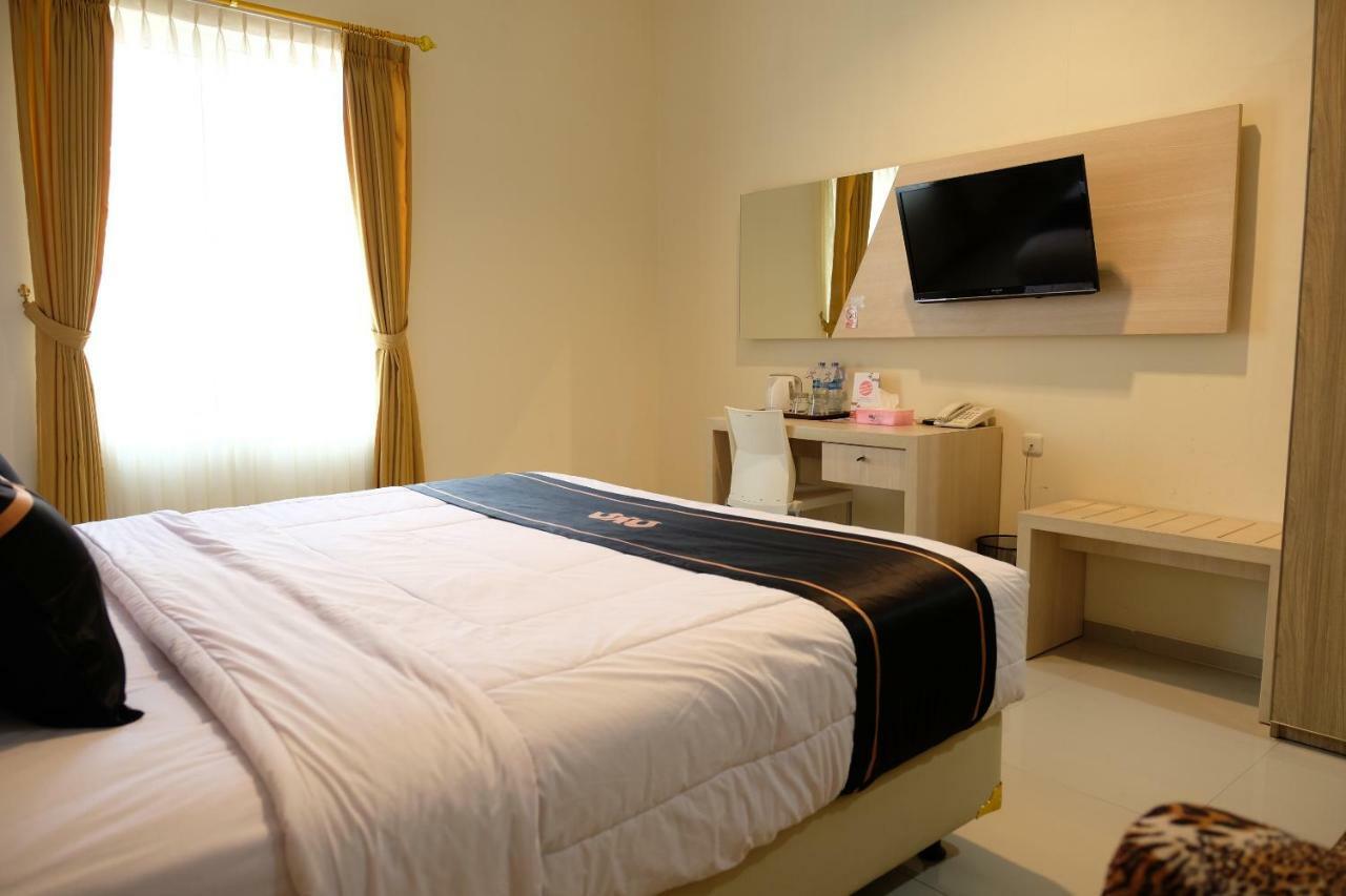 Oyo 1616 Hotel Central City 2 Tanjung Pandan Esterno foto