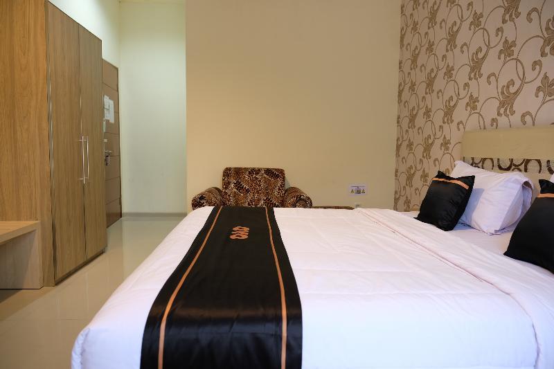 Oyo 1616 Hotel Central City 2 Tanjung Pandan Esterno foto